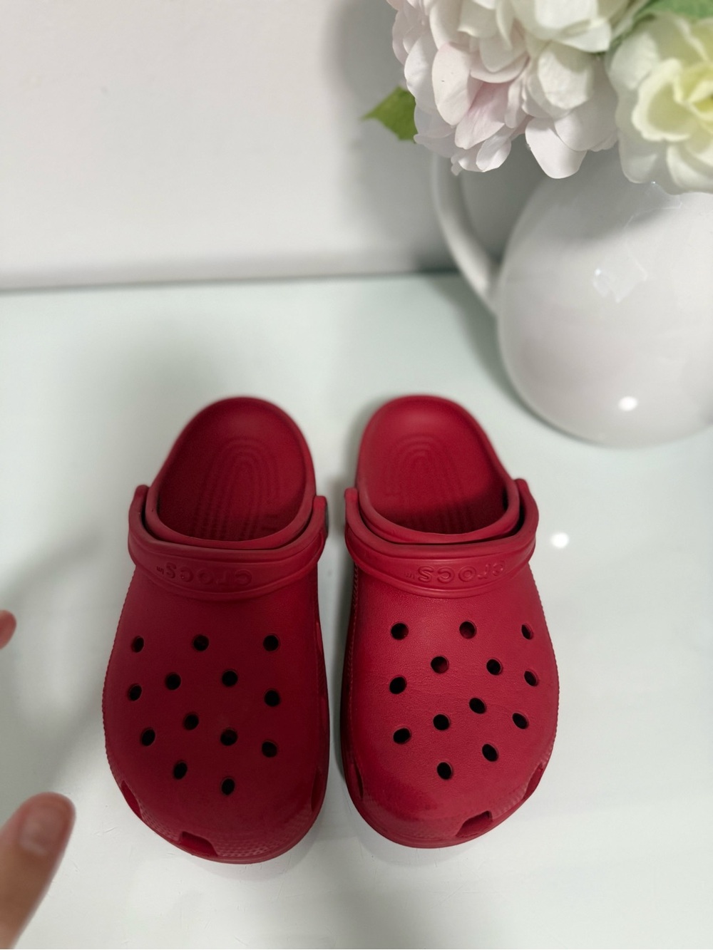 CROCS Classic Clog in Red and black